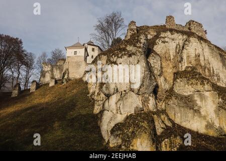 Vue sur le château d'Ojcow le matin d'hiver, Pologne Banque D'Images