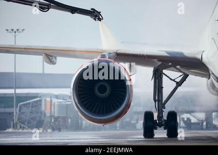 Dégivrage de l'aile de l'avion avant le vol. Hiver givré jour à l'aéroport. Banque D'Images