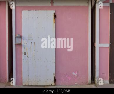 Une porte blanche en bois d'une cabane de plage rose (Pesaro, Italie, Europe) Banque D'Images