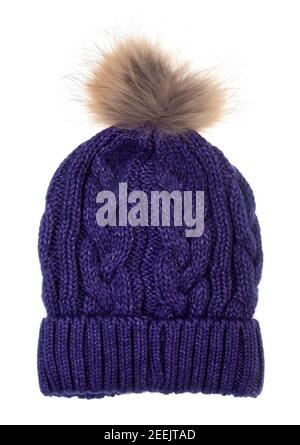 Chapeau de galet d'hiver en laine mauve décoré d'ornement à tricot câblé isolé sur fond blanc. Bonnet en laine fait main avec pompon en fourrure sur le dessus Banque D'Images