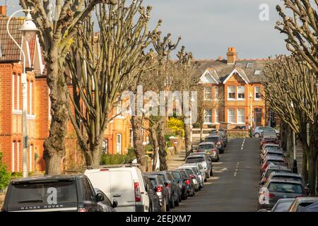 Londres- rue résidentielle de maisons mitoyennes dans Northfields, Ealing West London Banque D'Images