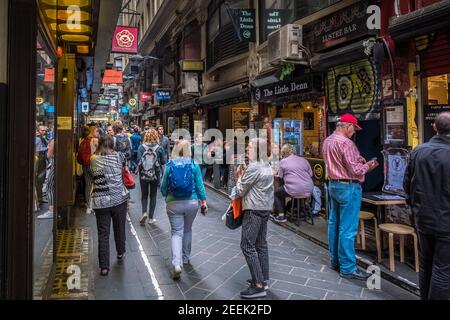 Les gens flânent dans les bars et les cafés de Center place à Melbourne, en Australie Banque D'Images