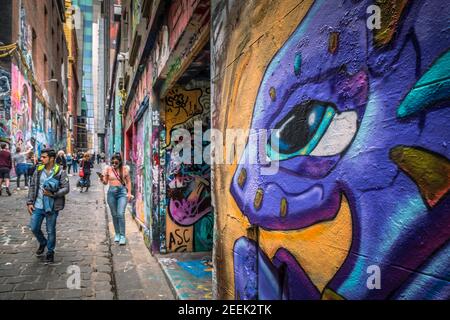 Les gens marchent à côté des graffitis sur Hosier Street à Melbourne, en Australie Banque D'Images