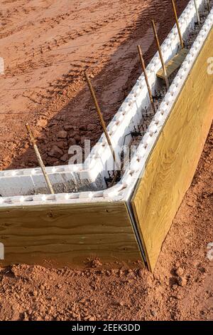 Un travail de fondation en béton isolé à faible consommation d'énergie est en cours. Banque D'Images