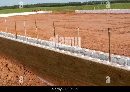 Un travail de fondation en béton isolé à faible consommation d'énergie est en cours. Banque D'Images