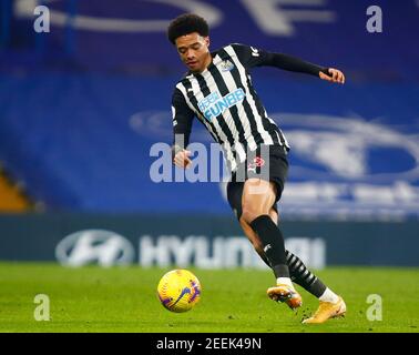 LONDRES, ANGLETERRE - FÉVRIER 15 : Jamal Lewis de Newcastle United pendant la première place entre Chelsea et Newcastle United au stade Stamford Bridge, Lon Banque D'Images