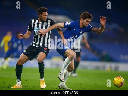 LONDRES, ANGLETERRE - FÉVRIER 15 : Marcos Alonso de Chelsea sous la pression de Joelinton de Newcastle United lors de la Premiership entre Chelsea et Newcast Banque D'Images