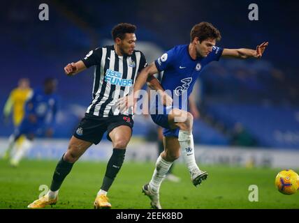 LONDRES, ANGLETERRE - FÉVRIER 15 : Marcos Alonso de Chelsea sous la pression de Joelinton de Newcastle United lors de la Premiership entre Chelsea et Newcast Banque D'Images