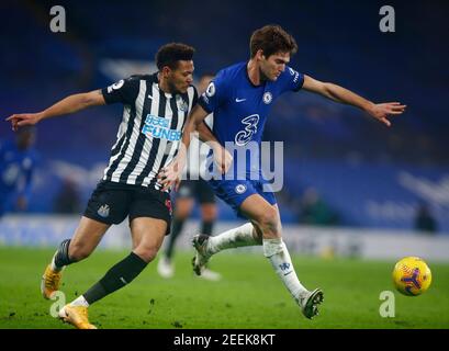 LONDRES, ANGLETERRE - FÉVRIER 15 : Marcos Alonso de Chelsea sous la pression de Joelinton de Newcastle United lors de la Premiership entre Chelsea et Newcast Banque D'Images