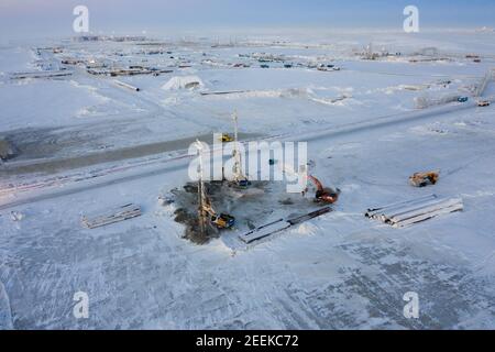 Sabetta 2, région de Tyumen, Russie - 25 janvier 2021 : construction d'une raffinerie de pétrole et d'un port maritime pour l'exportation de produits pétroliers à l'embouchure du Banque D'Images