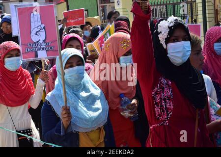 Le peuple birman est descendu dans la rue pour protester contre coup d'etat militaire Banque D'Images
