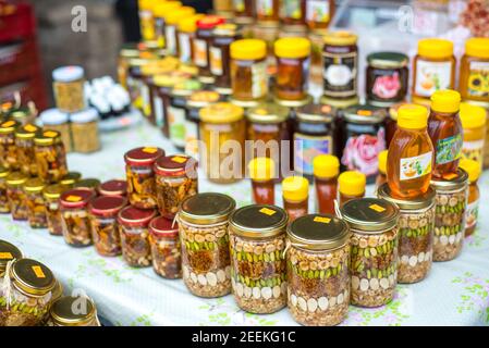 Ingrédients monténégrins fabriqués localement, y compris les épices, les confitures et le miel exposés au marché agricole de Kotor, pendant la journée, j'espère attirer les passagers f Banque D'Images