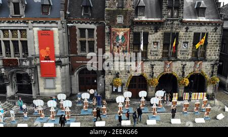 L'illustration aérienne d'un drone montre le centre-ville de Binche, où les célébrations annuelles du carnaval ont été annulées en raison de la COVID Banque D'Images