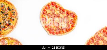 trois différentes sortes de pizzas, autour et coeur en forme de fond blanc avec espace de copie, salami, champignons, tomaton, pepperoni, tomates cerises et Banque D'Images