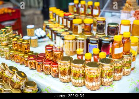 Les produits locaux sont conservés avec amour dans des pots en verre exposés et disposés de manière attrayante pour attirer les clients. Banque D'Images