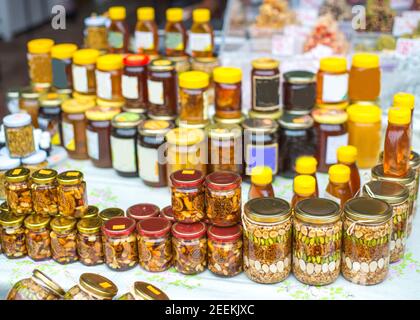 Les produits locaux sont conservés avec amour dans des pots en verre exposés et disposés de manière attrayante pour attirer les clients. Banque D'Images