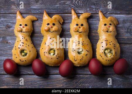 Patties aux oignons verts et aux œufs, sous forme de lapin sur une table en bois. Délicieux petit déjeuner maison pour les enfants Banque D'Images