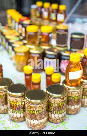 Les produits locaux sont conservés avec amour dans des pots en verre exposés et disposés de manière attrayante pour attirer les clients. Banque D'Images