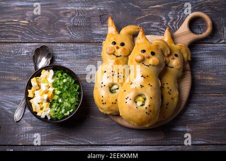 Viandes avec oignons verts et œuf, sous forme de lapin sur une table en bois, espace libre. Délicieux petit déjeuner maison pour les enfants Banque D'Images