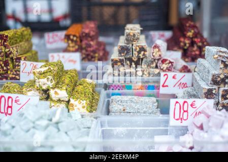 Nougat produit localement, délice turc et autres sucreries ou bonbons séduisants sur le marché agricole de Kotor, à vendre à l'extérieur pendant la journée. Banque D'Images