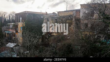 partiellement effondrée maison en pierre dans la campagne, où les gens continuent à vivre Banque D'Images