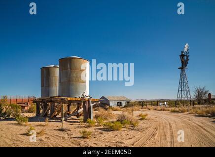 Réservoirs d'eau, pompe à eau au ranch du site de Lanfair, Lanfair Valley, Mojave National Preserve, Californie, États-Unis Banque D'Images