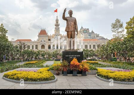 Statue de Ho Chi Minh devant le bâtiment du Comité populaire de Saigon, Vietnam Banque D'Images