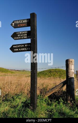 Panneau à l'extrémité sud du sentier national Ridgeway, à côté de la route A4 sur Overton Hill, Wiltshire. Banque D'Images