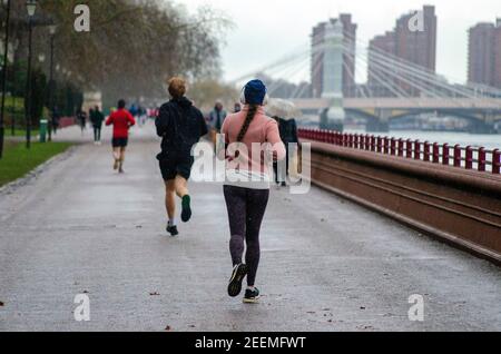 Londres, Royaume-Uni. 16 février 2021. Marée basse dans la Tamise à Battersea Park. Credit: JOHNNY ARMSTEAD/Alamy Live News Banque D'Images