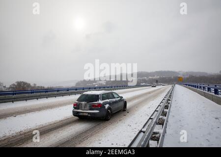 Sur le pont de la route fédérale B 226n sur la Ruhr, hiver, neige, Wetter sur la Ruhr, Rhénanie-du-Nord-Westphalie, Allemagne. Auf der Brueck Banque D'Images