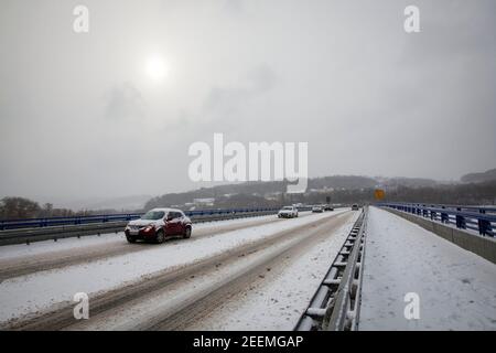 Sur le pont de la route fédérale B 226n sur la Ruhr, hiver, neige, Wetter sur la Ruhr, Rhénanie-du-Nord-Westphalie, Allemagne. Auf der Brueck Banque D'Images