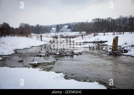 La Ruhr prés près de Wetter, le ruisseau Stollenbach, hiver, neige, région de la Ruhr, Rhénanie-du-Nord-Westphalie, Allemagne. Die Ruhrauen BEI Wetter, der Sto Banque D'Images