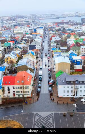 Vue sur le toit de maisons et bâtiments colorés vers le port de Reykjavik, en Islande, dans la neige en hiver, depuis la tour de Hallgrimskirkja Banque D'Images