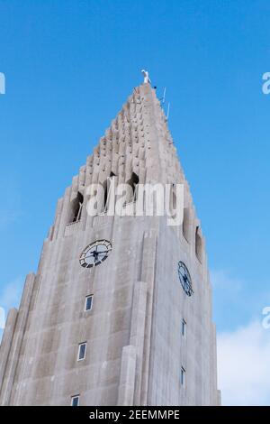 Détail de la flèche de Hallgrímskirkja (église de Hallgrmur) est une église paroissiale luthérienne (église d'Islande) à Reykjavík, Islande Banque D'Images