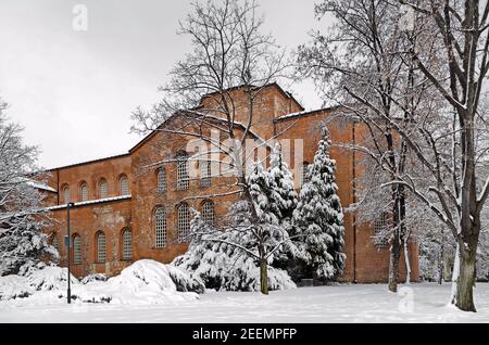 Le jardin à côté de l'église médiévale de Saint Sofia, datant du 4ème-6ème siècle en hiver, Sofia, Bulgarie, Europe Banque D'Images