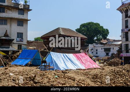 KATMANDOU, NÉPAL - 14 MAI 2015 : des tentes sont dressées sur la place Durbar après que deux tremblements de terre majeurs ont frappé le Népal au cours des dernières semaines. Banque D'Images