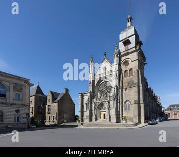 Vue de face de l'église Saint-Léonard, Fougeres, France montrant l'entrée restreinte pour respecter les règlements de la COVID-19 sous un ciel bleu clair Banque D'Images