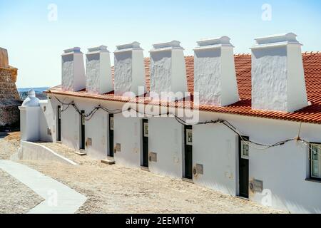 Maisons traditionnelles en terrasse avec cheminées immenses à côté du château à Campo Maior, Alentejo, Portugal, Europe Banque D'Images