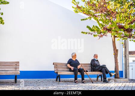 7 octobre 2020 - Barbacena, Portugal : couple de personnes âgées assis et reposant sur le banc de la place publique Banque D'Images