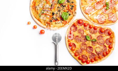 trois différentes sortes de pizzas, autour et coeur en forme de fond blanc avec espace de copie, salami, champignons, tomaton, pepperoni, tomates cerises et Banque D'Images