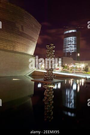 Vue nocturne de la sculpture d'Anish Kapoor, du Tall Tree and the Eye, à l'extérieur du musée Guggenheim, à Bilbao Banque D'Images