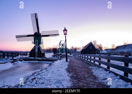 Village de moulins à vent de Zaanse Schans en hiver avec paysage enneigé, moulins à vent historiques en bois de Zaanse Schans pays-Bas Hollande. Europe Banque D'Images