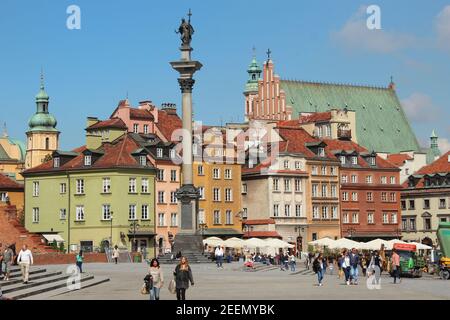 Des bâtiments colorés bordent la place du château à Varsovie, en Pologne Banque D'Images