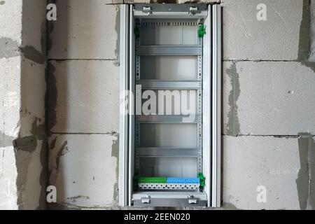 Installation d'un nouveau tableau électrique dans la maison, fourniture d'électricité à la maison.New Banque D'Images