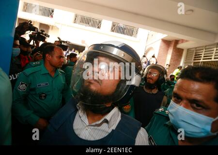 Dhaka, Bangladesh. 16 février 2021. Un tribunal de Dhaka a condamné à mort cinq militants, dont le major de l'armée fugitif Syed Ziaul Haq, dans le meurtre de 2015 de l'écrivain-blogueur Avijit Roy, à Dhaka, au Bangladesh, le 16 février 2021. Les militants islamistes ont huni à mort Avijit, l'écrivain bangladais et fondateur du blog Muktomona, le 26 février 2015, juste après qu'il ait quitté le salon du livre d'Amar Ekushey à Dhaka. Son épouse Rafida Ahmed Bonya a également été blessée lors de l'attaque. Credit: Suvra Kanti Das/ZUMA Wire/Alay Live News Banque D'Images