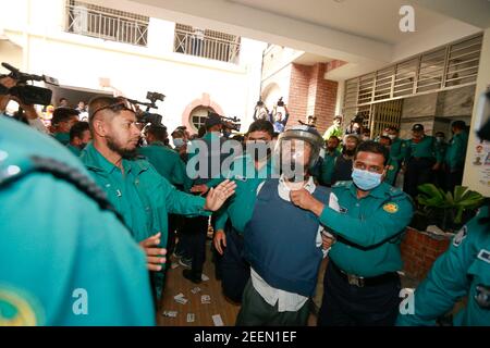 Dhaka, Bangladesh. 16 février 2021. Un tribunal de Dhaka a condamné à mort cinq militants, dont le major de l'armée fugitif Syed Ziaul Haq, dans le meurtre de 2015 de l'écrivain-blogueur Avijit Roy, à Dhaka, au Bangladesh, le 16 février 2021. Les militants islamistes ont huni à mort Avijit, l'écrivain bangladais et fondateur du blog Muktomona, le 26 février 2015, juste après qu'il ait quitté le salon du livre d'Amar Ekushey à Dhaka. Son épouse Rafida Ahmed Bonya a également été blessée lors de l'attaque. Credit: Suvra Kanti Das/ZUMA Wire/Alay Live News Banque D'Images