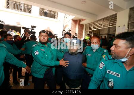 Dhaka, Bangladesh. 16 février 2021. Un tribunal de Dhaka a condamné à mort cinq militants, dont le major de l'armée fugitif Syed Ziaul Haq, dans le meurtre de 2015 de l'écrivain-blogueur Avijit Roy, à Dhaka, au Bangladesh, le 16 février 2021. Les militants islamistes ont huni à mort Avijit, l'écrivain bangladais et fondateur du blog Muktomona, le 26 février 2015, juste après qu'il ait quitté le salon du livre d'Amar Ekushey à Dhaka. Son épouse Rafida Ahmed Bonya a également été blessée lors de l'attaque. Credit: Suvra Kanti Das/ZUMA Wire/Alay Live News Banque D'Images