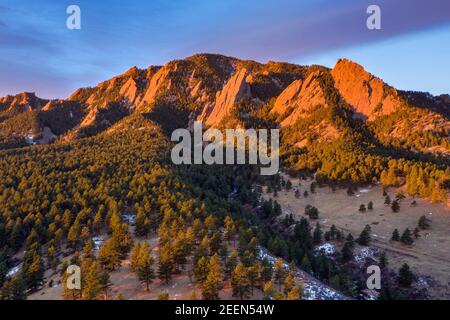 Photo aérienne juste après le lever du soleil sur Green Mountain avec les Flatirons illuminés au-dessus de Boulder, Colorado en hiver. Banque D'Images