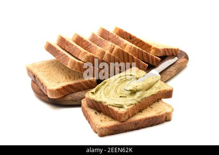 toast avec crème pistache sur toasts unis isolés sur blanc. Banque D'Images