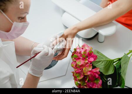 Artiste d'ongle travaillant avec une femme cliente Banque D'Images